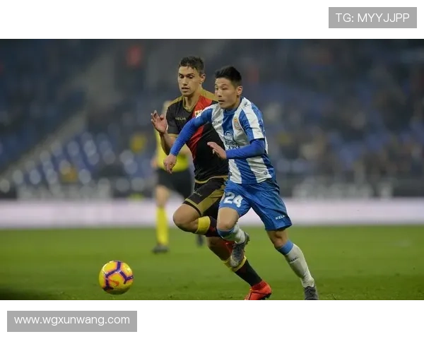 足球明星贝隆亲笔签名珍藏品揭晓引发球迷热议